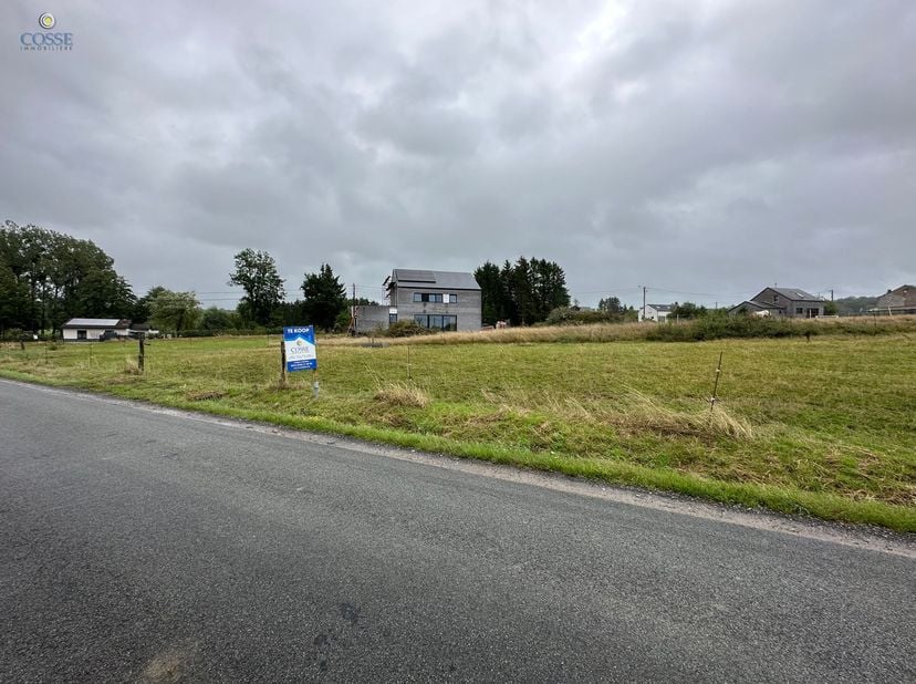 Ce terrain à bâtir d’une contenance globale de 17a 67 ca et d’une grande largeur à rue de 55,89 m bénéficie d’un permis d’urbanisme pour une construct
