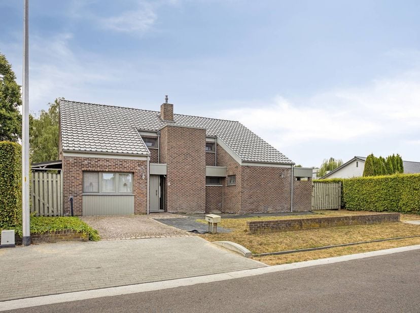 Welkom in de Sint-Jansstraat 4 te Kuringen (Hasselt), in deze rustige straat zonder doorgaand verkeer bevindt zich deze verrassend ruime woning met ee