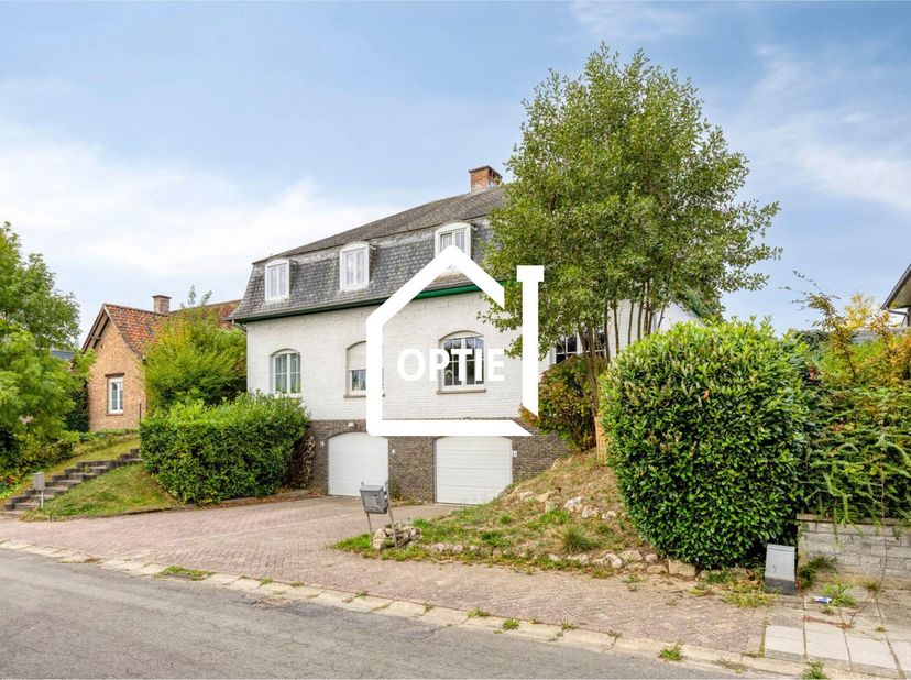 Charmante 3-gevel woning rustig gelegen te Overijse<br />
Deze woning, met een bewoonbare oppervlakte van +/-188m², is gelegen op een perceel van +/-2