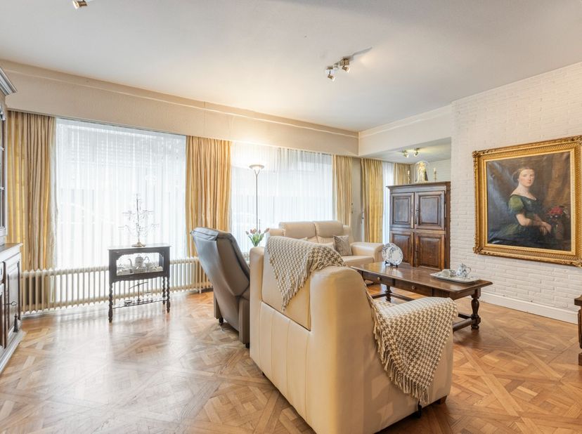 Welkom op Marktplein 25 bus 1 te Diepenbeek!<br />
<br />
Uitzonderlijk ruim appartement van 161 m² met 3 slaapkamers, privatief terras en garagebox p