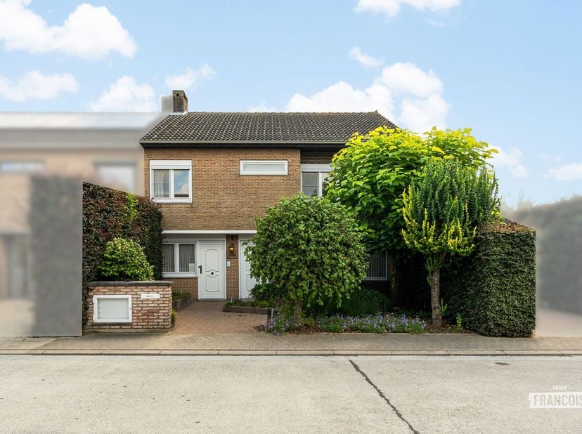 Welkom in de Zonstraat 32 te Torhout!<br />
Gelegen in het rustige Sint-Henricus vindt u deze ruime en veelzijdige woning boordevol mogelijkheden. De