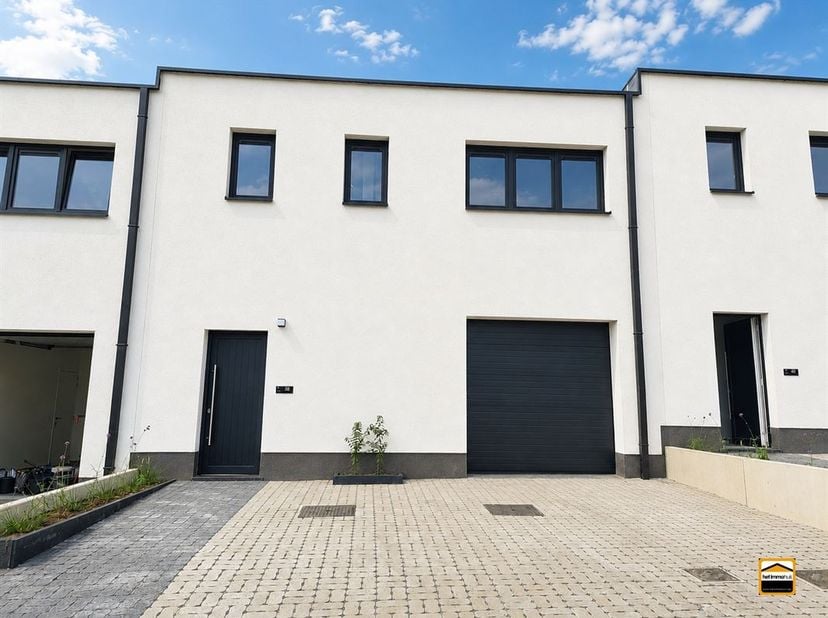 Zeer ruime, energiezuinige nieuwbouwwoning met 16 zonnepanelen en airco.<br />
<br />
Op een rustige locatie bevindt zich deze energiezuinige nieuwb