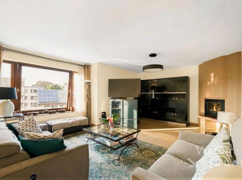 Victoire Junot heeft het genoegen u exclusief dit ruime huis met 3 gevels van 254m² bruut voor te stellen, ideaal gelegen in een rustige buurt, in een