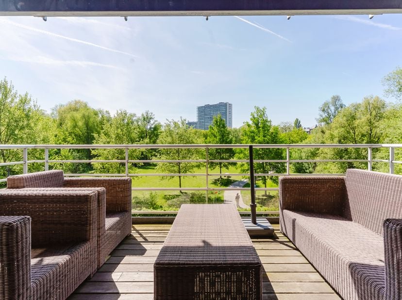 Ligging<br />
Rustig gelegen in de Jan van Hembysebolwerk aan het Groenevalleipark en de Leiekaai te Gent. Een makkelijke verbinding met het openbaar