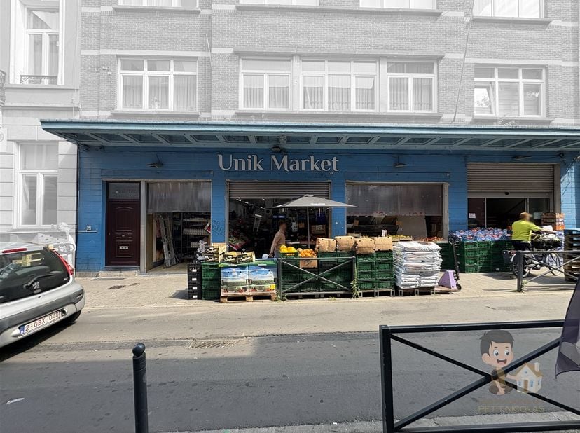 À VENDRE FOND DE COMMERCE – Grand commerce mixte au cœur de Schaerbeek ! <br />
<br />
Opportunité rare à saisir ! Situé en plein centre de Schaerbe
