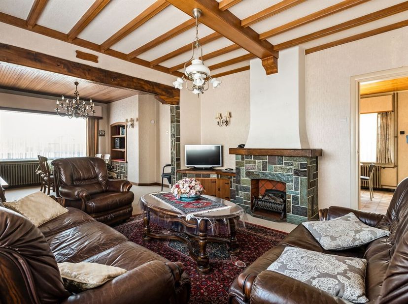 De woning bevindt zich op een ruim perceel van 1.097 m² en beschikt over een bewoonbare oppervlakte van 161 m². Bij binnenkomst betreden we de inkomha