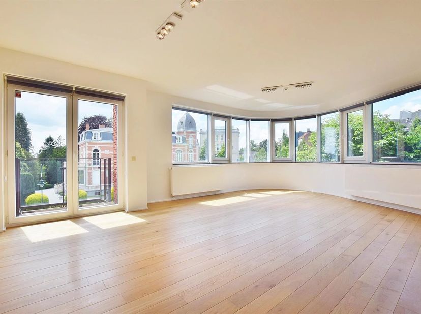 Chant d'Oiseau : duplex-penthouse nabij Montgomery genietend van prachtige zichten op de Vogelzang-wijk. Dit aangenaam appartement van 195 m² is geleg