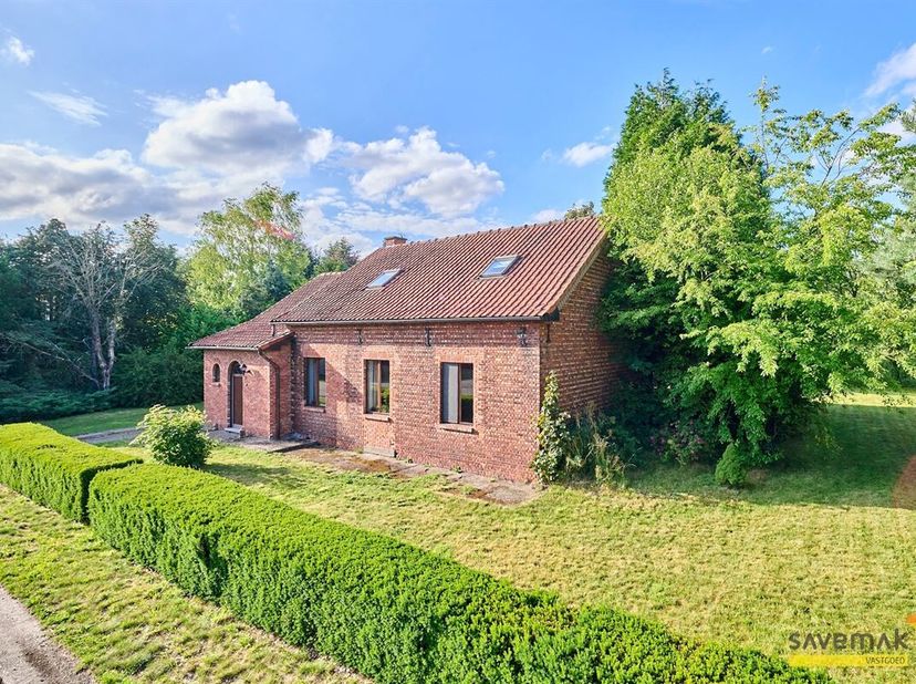 Deze rustig gelegen woning staat instapklaar op je te wachten.<br />
Het totale perceel meet 12a46ca en grenst aan het idyllische kanaal van Beverlo.<