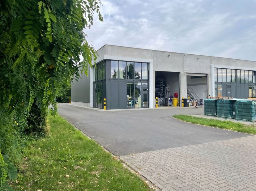KMO unit in PARK BAEKELAND aan Lieven Gevaertstraat en Vloeiende.<br />
Zeer centrale ligging, vlot naar Antwerpse Haven en op- en afrit autostrade.<
