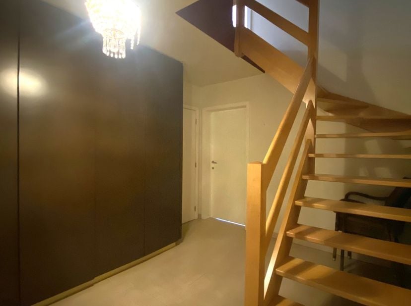 Op zoek naar een zeer geriefelijk appartement? Deze duplex heeft 2 slaapkamers en een bureau/hobbyruimte. Zowel op de 1ste als 2de verdieping is er ee