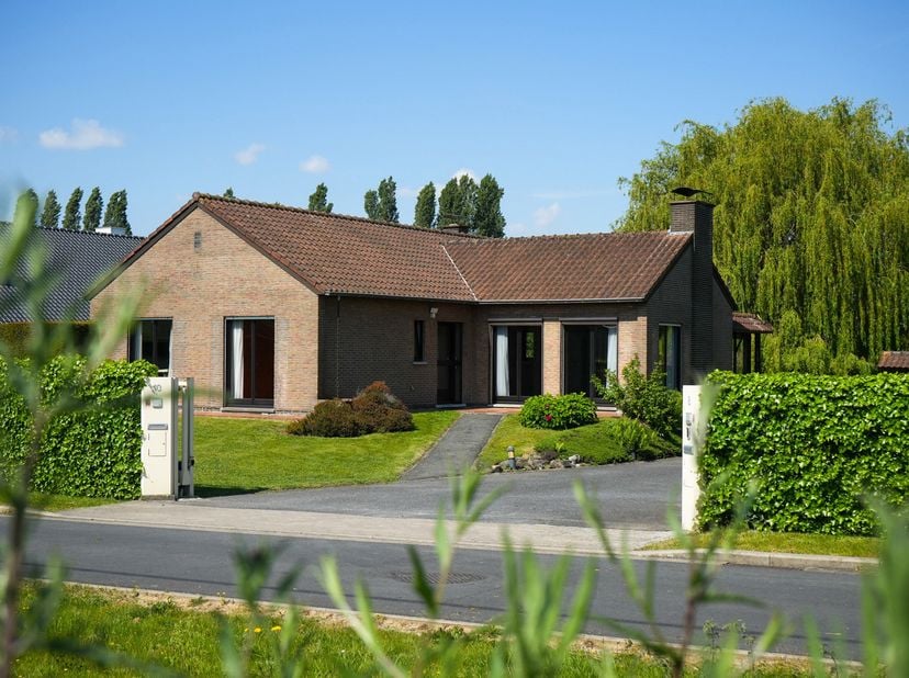 In een van de meest gegeerde buurten van Kortrijk, vlak naast Kinderland en Don Bosco, vindt u deze gelijkvloerse villa met veel mogelijkheden. De rus