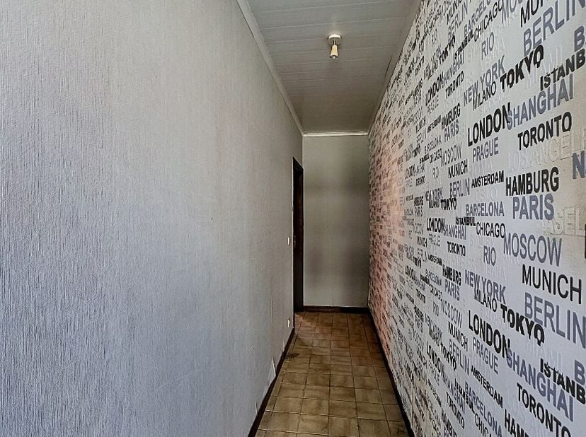 Deze woning is gelegen in het centrum van Eernegem en bestaat uit: inkomhal - living - keuken - berging - wasplaats - terras - tuin - grote garage - n