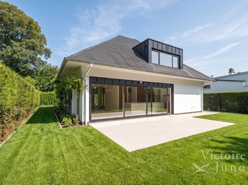 Victoire Junot stelt u deze prachtige villa voor, ideaal gelegen in het hart van de bijzonder gegeerde wijk Fort Jaco en in 2026 volledig gerenoveerd