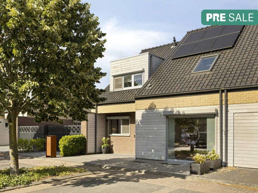 Wie op zoek is naar kwalitatief vastgoed in Limburg, vindt in deze halfopen bebouwing in Kinrooi de ideale gezinswoning. Dit pand combineert ruimte, c