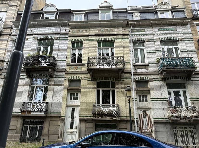Immo Pické vous propose cette maison de maître idéalement située juste à côté du parc de Laeken, à proximité immédiate des commerces, des écoles, des