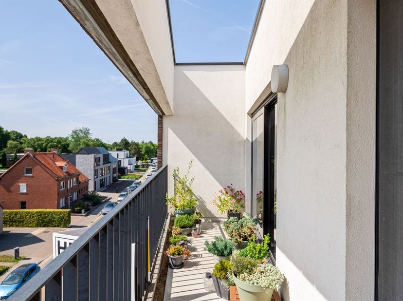 Instapklaar appartement met ruim terras, autostaanplaats en open uitzicht in Geel<br />
Locatie:<br />
Dit instapklare appartement is gelegen op een c