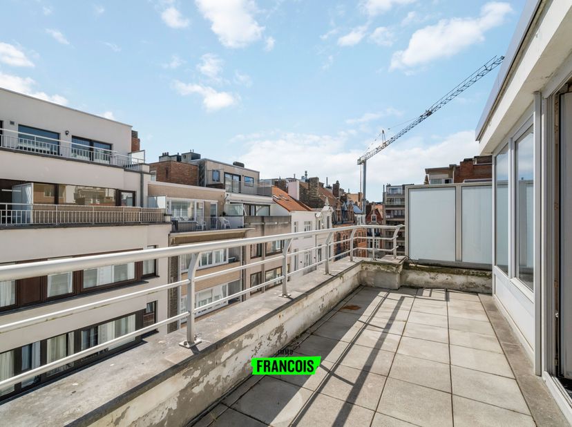 Découvrez cet appartement lumineux à vendre, en plein centre dOstende, à deux pas de la digue. Une occasion unique pour qui recherche un bien avec du