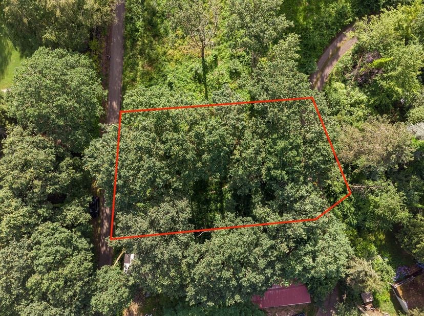 Droomt u van een eigen plekje midden in het groen, waar rust, natuur en privacy samenkomen? Dan is dit volledig beboste perceel van ca. 791 m² in Hers