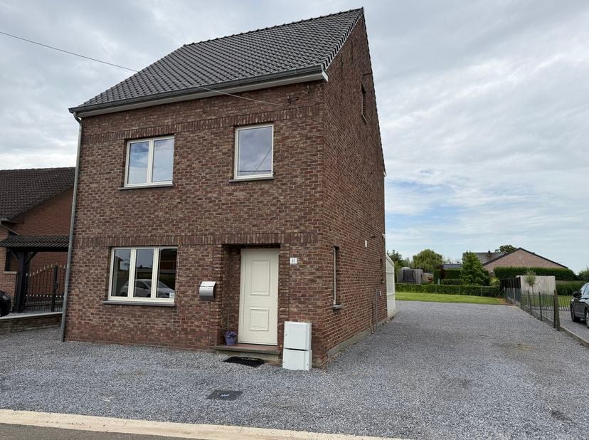 Wellen, Zangstraat 65: Rustig gelegen open bebouwing, volledig gerenoveerd in 2020. De woning is voorzien van een inkomhal, gang, kleine kelder, livin