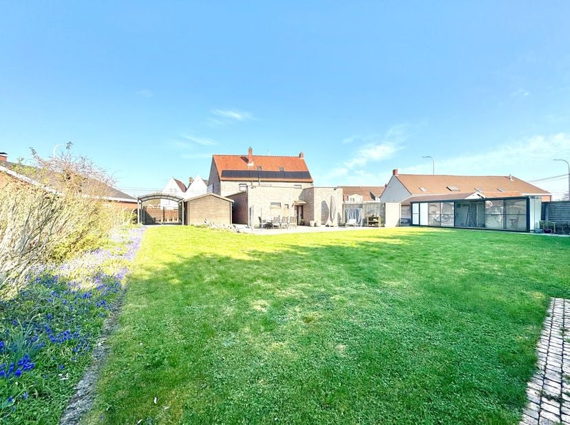 Twee woningen of kangoeroewoonst te koop op 1.121 m²; Indeling woning nr 359: Inkom, woonkamer, keuken, wasplaats, badkamer met douche, apart toilet,