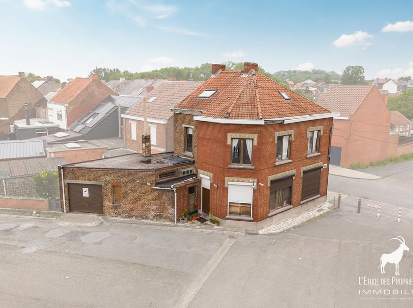 Referentie agentschap: V7130-032<br />
Virtuele tour: https://immo360.immo-facile.com/vtour/fr/s9q9r2/frame<br />
Ontdek dit prachtige commerciële hui