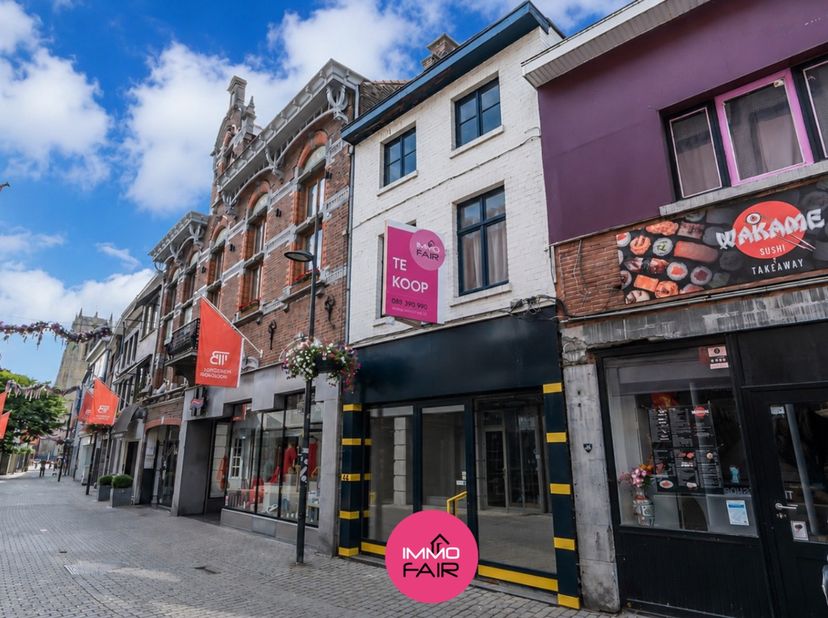 Op een uitstekende commerciële toplocatie aan de Sint-Truiderstraat 44 in Tongeren bevindt zich dit veelzijdige handelspand met een ruime woonst. Dank