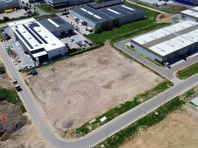 Bedrijfsgebouw op maat van 1.318 m² in combinatie met 225 m² kantoorruimte te koop.<br />
<br />
Op de nieuwe industriële ontwikkeling 'THEA' worden 8