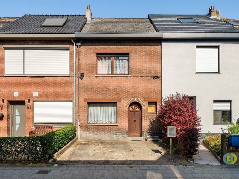 Ontdek deze woning gelegen in een rustige straat nabij het centrum en het station van Vilvoorde. Dankzij de gunstige ligging geniet u van een vlotte b