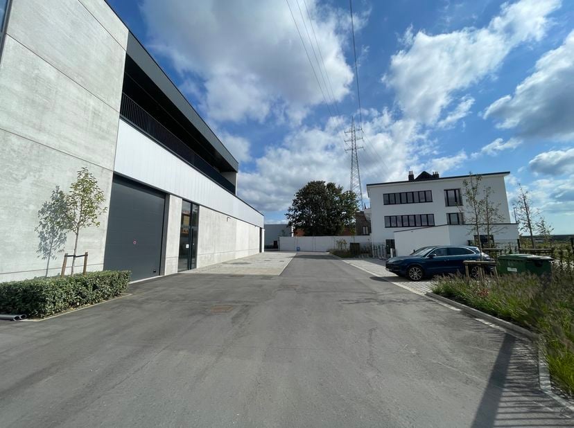 Kmo-unit te huur in het nieuwe GEM PARK. <br />
De unit heeft een oppervlakte van ca. 235m² <br />
Parkeerplaatsen op aanvraag beschikbaar. <br />
Laa