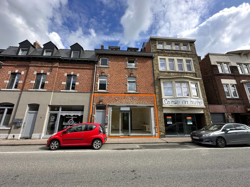REZ-DE-CHAUSSEE COMMERCIAL: ± 37 m²<br />
- Hall commun de ± 8 m² sur carrelage,<br />
- Surface commerciale de ± 20 m² sur carrelage,<br />
- Partie