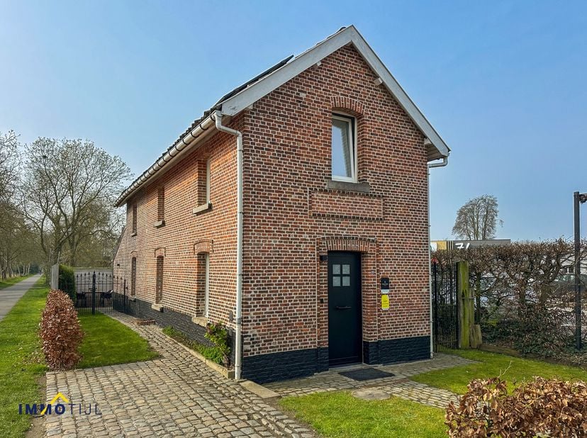 Unieke woning met 2 slaapkamers en tuin te Hofstade!<br />
<br />
Deze bareelwachterswoning uit de 19de eeuw werd met veel charme gerenoveerd en is mo
