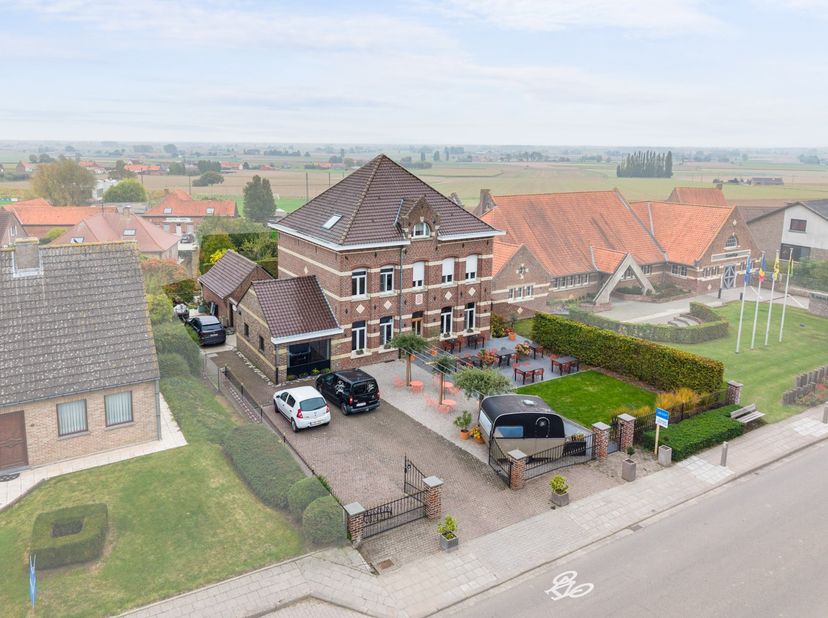 In het centrum van Nieuwkerke bevindt zich deze bijzondere voormalige directeurswoning uit 1923. Een karaktervolle eigendom waarin authentieke element