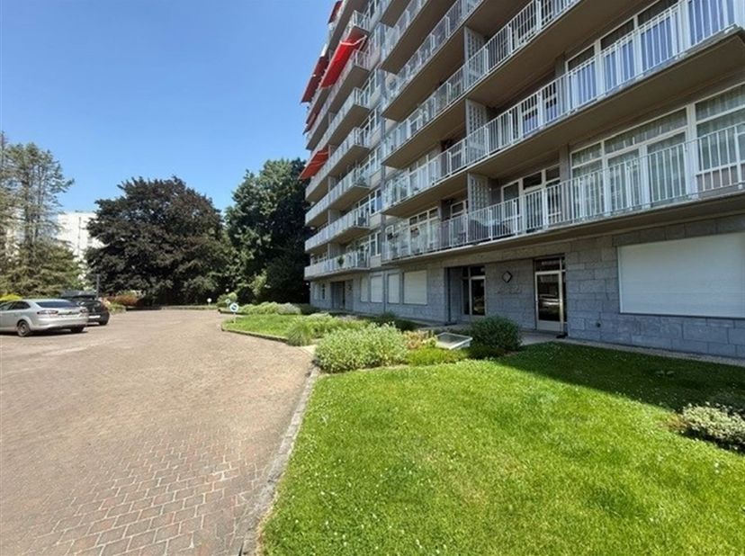 A proximité de la gare de Boondael Bel appartement LUMINEUX +/- 125 m² situé au 6ème étage/8 composé d'un spacieux living +/- 42 m² cuisine séparée éq