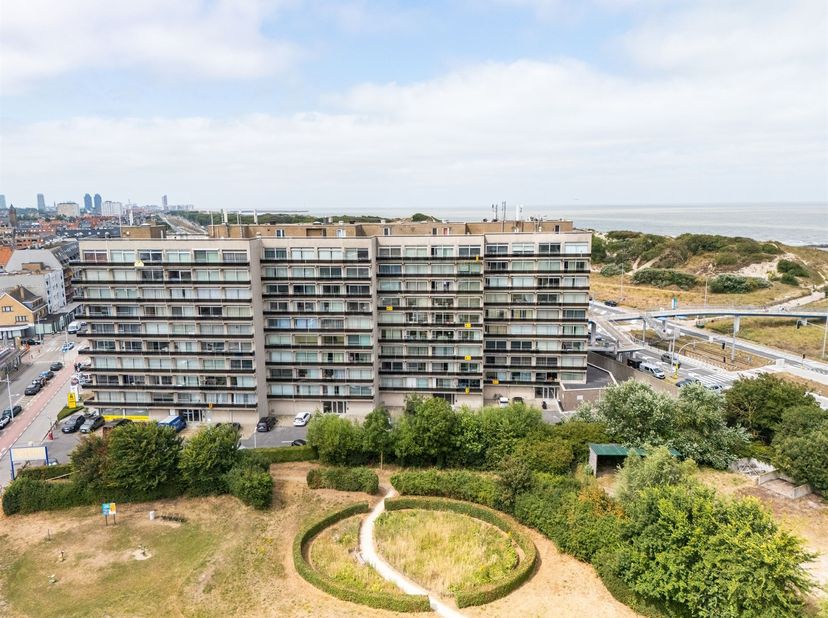 Leuk en zonnig appartement op topligging te Bredene! Gelegen op de eerste verdieping van de uitermate verzorgde residentie Astrid, te midden van het t