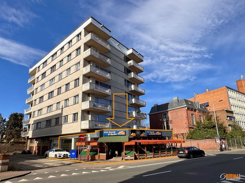 A VENDRE Rez de chaussée commercial, actuellement loué 1400 euros/mois, d'une superficie de 170 m², proche du centre de Charleroi. Rendement annuel de
