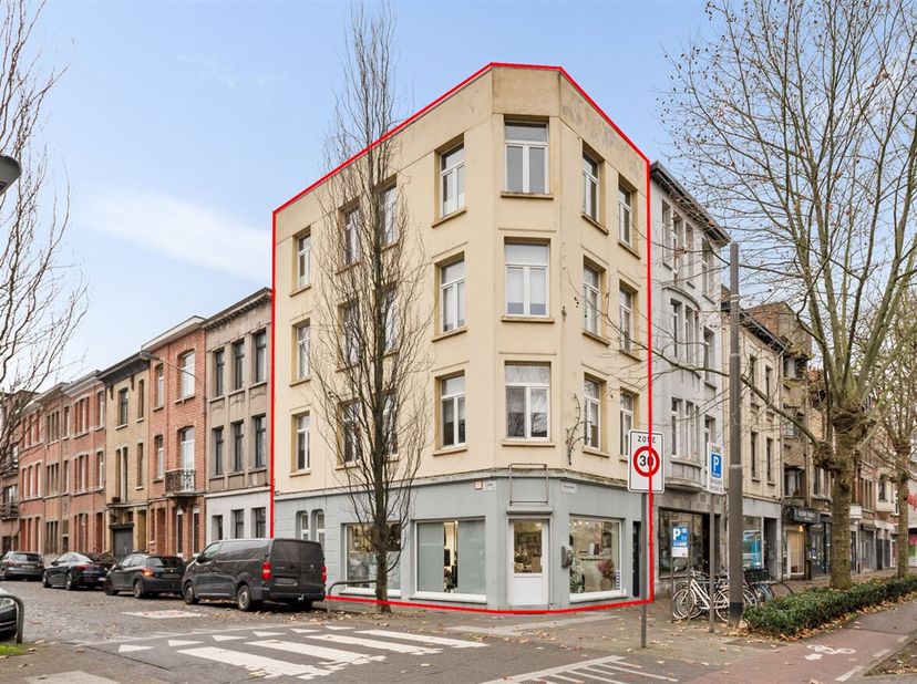 Opbrengsteigendom met handelsgelijkvloers en 3 appartementen met gunstig rendement<br />
 Ligging: Deze opbrengsteigendom is perfect gelegen op de Git