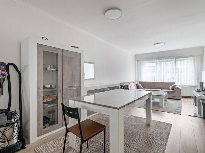 Ligging: Deze recent gerenoveerde woning is gelegen in de Zonnedauwstraat 12, een rustige en aangename woonstraat in Wilrijk. De ligging combineert ru