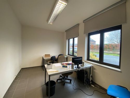                                        Complexe de bureaux à louer à Péruwelz, € 500

