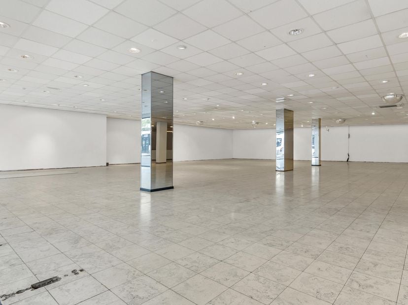 TE HUUR: handelspand van 497 m2 in het centrum van Genk. <br />
Welkom bij Europalaan 88/1 &amp;ndash; het hart van Genk&amp;rsquo;s commerci&amp;euml;le scene! D