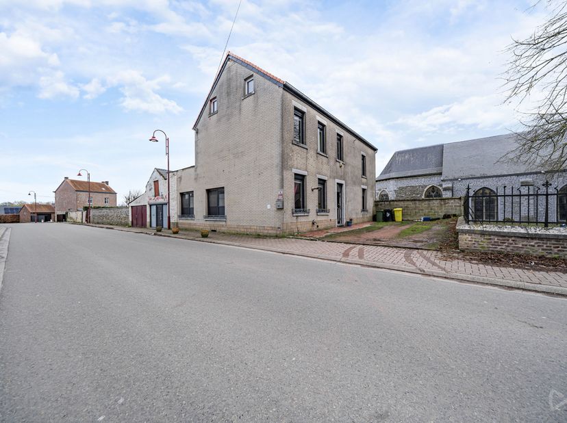 We Invest Hesbaye biedt deze open bebouwing met veel potentieel aan, gelegen in Latinne.<br />
Indeling<br />
Gelijkvloers: inkomhal; rechts twee ruim