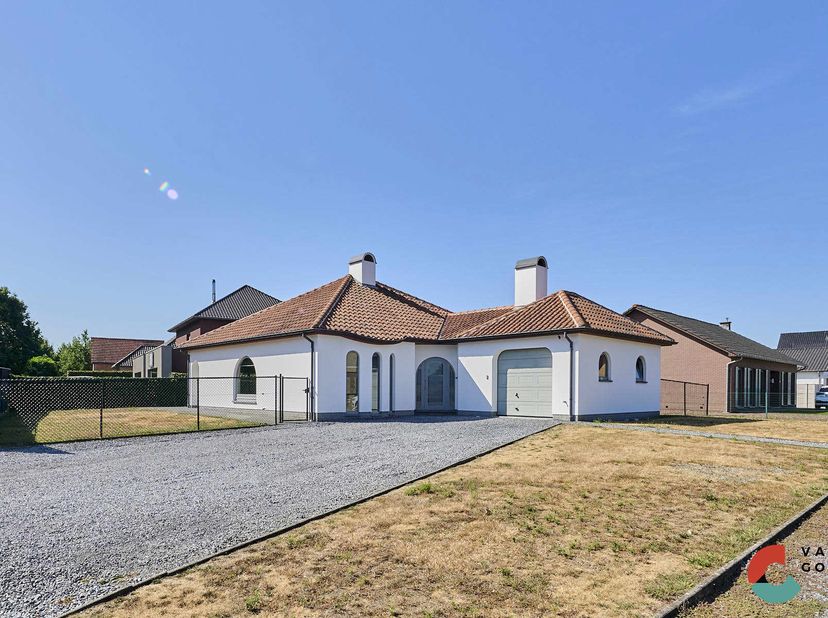 Goed onderhouden gezinswoning met 3 slaapkamers op een zeer goede locatie dicht bij centrum van Hechtel en in een rustige wijk. Deze woning gebouwd in