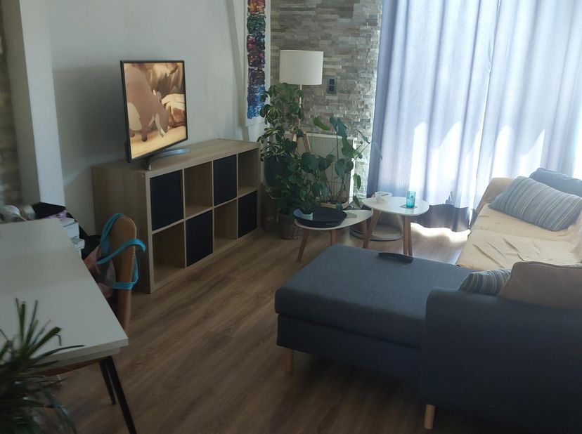 Prachtige duplex met een terras van 20 m². Woonoppervlakte: 85 m². Zuidgericht. Gunstig gelegen, nabij Planckendael. Ideaal voor een koppel of alleens