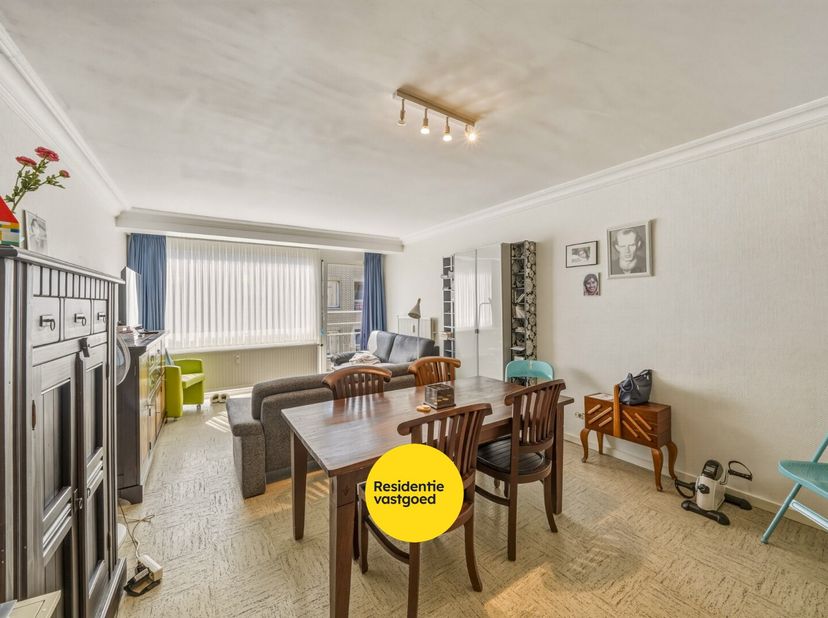 Op de zesde verdieping van een verzorgd appartementsgebouw in Oostende bevindt zich dit lichtrijke éénslaapkamerappartement met een bewoonbare oppervl