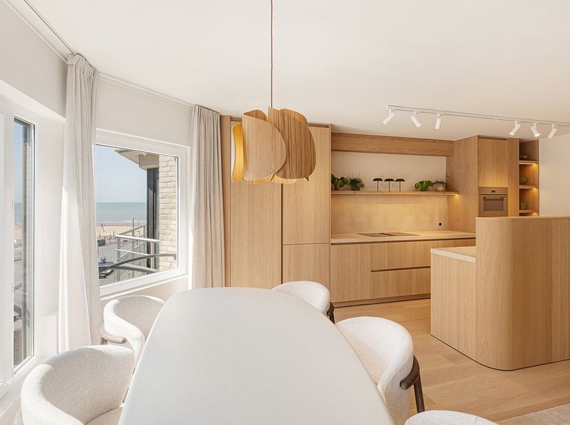 Dans un emplacement de tout premier ordre à Knokke-Heist, à proximité immédiate de la place emblématique du Rubensplein, se trouve cet appartement 3 c