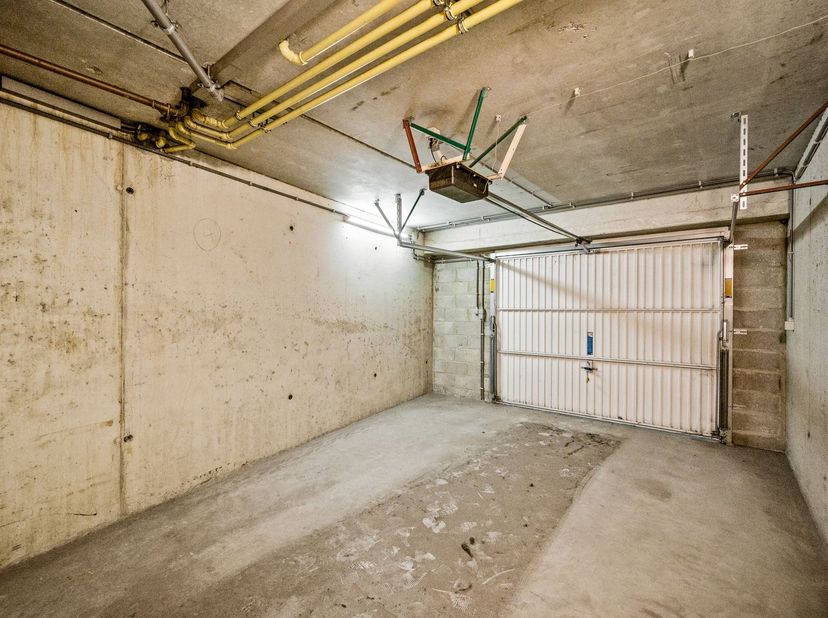 Parkeerbox in ondergrondse garage te Mol-centrum<br />
<br />
Locatie: Deze parkeergarage is gelegen aan de Edmond Van Hoofstraat 5 in Mol, op een c