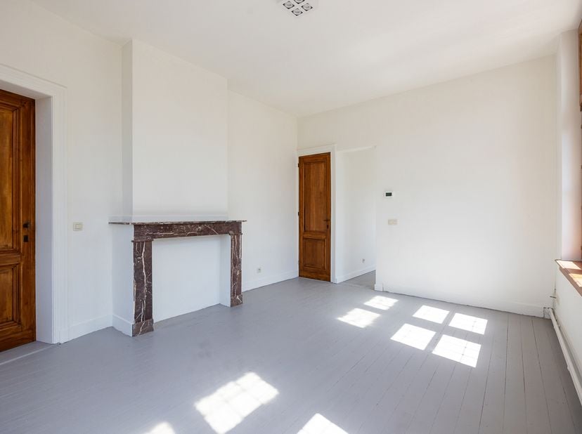 Op de Grote Markt, in het hart van het historische centrum van Antwerpen, bevindt zich dit uitzonderlijke duplexappartement in een karaktervol histori