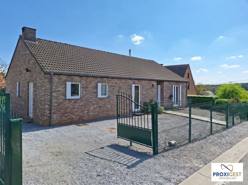 Découvrez cette charmante villa plain-pied 3 chambres avec jardin, terrasse et garage-atelier à Bois-de-Villers. <br />
<br />
Située dans un environn