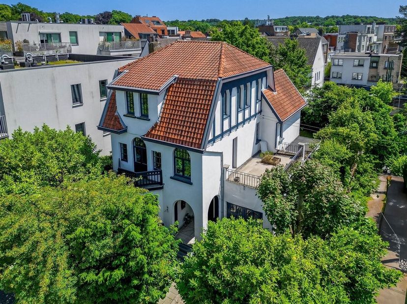 Property One, uw vastgoedpartner in Ukkel, stelt u deze prachtige burgerwoning in Anglo-Normandische cottage-stijl met Art Deco-invloeden voor, ideaal