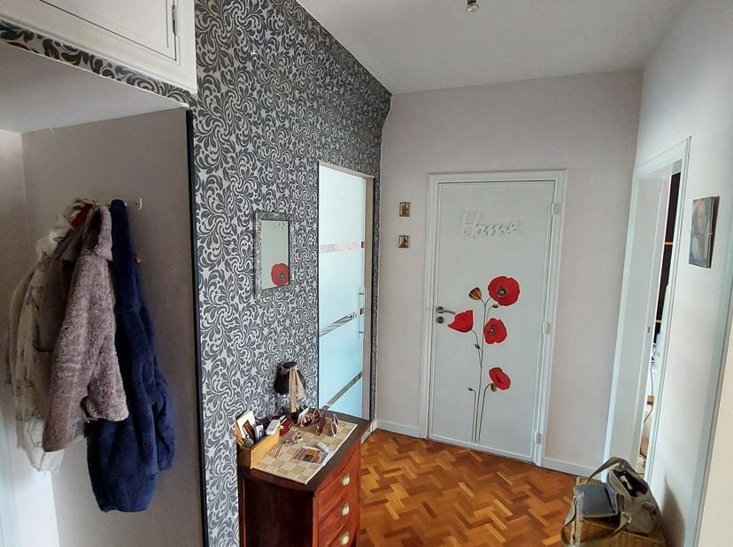 Zeer proper en instapklaar appartement (eventueel gemeubeld )met 2 slaapkamer en berging .Overal dubbele ramen en automatische geïsoleerde rolluiken ,