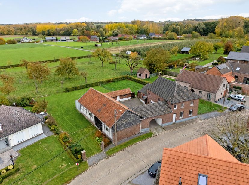 Deze karaktervolle vierkantshoeve, gelegen in het landelijke Vliermaalroot (Hasselt), combineert authentieke charme met een mooie dosis ruimte en pote